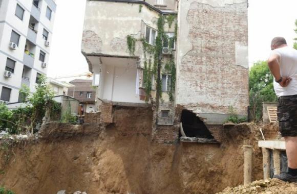 BEOGRAD URUSENA ZGRADA NA VRACARU