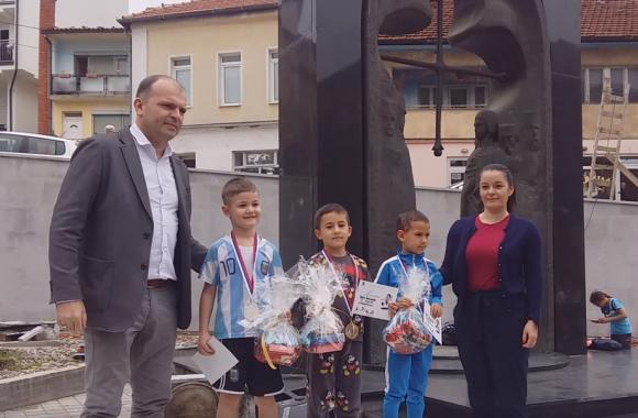 Gradonacelnik sa djecacima