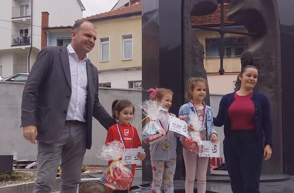 Gradonacelnik sa djevojcicama