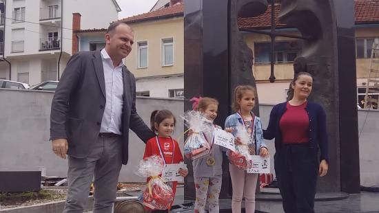 Gradonacelnik sa djevojcicama